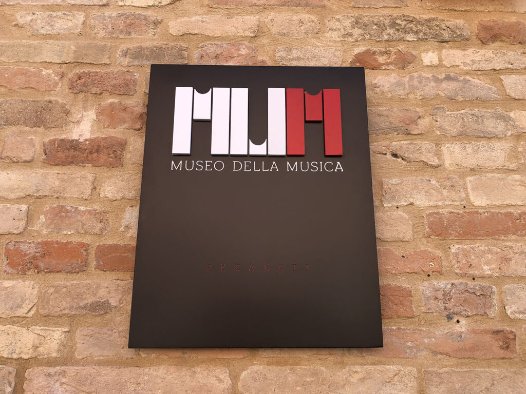 La targa di MUM a Recanati