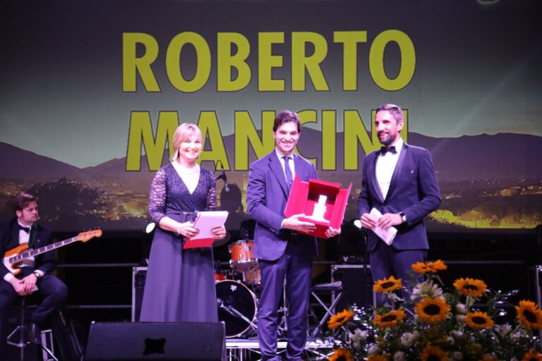 Francesco Acquaroli riceve il premio per Roberto Mancini a Castelraimondo