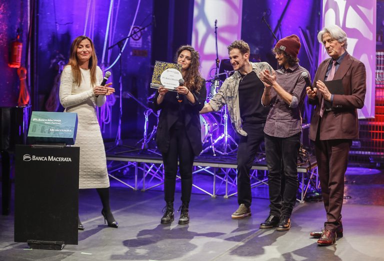 Debora Falcetta premia Stefania Tasca con il Sindaco di Macerata Sandro Parcaroli