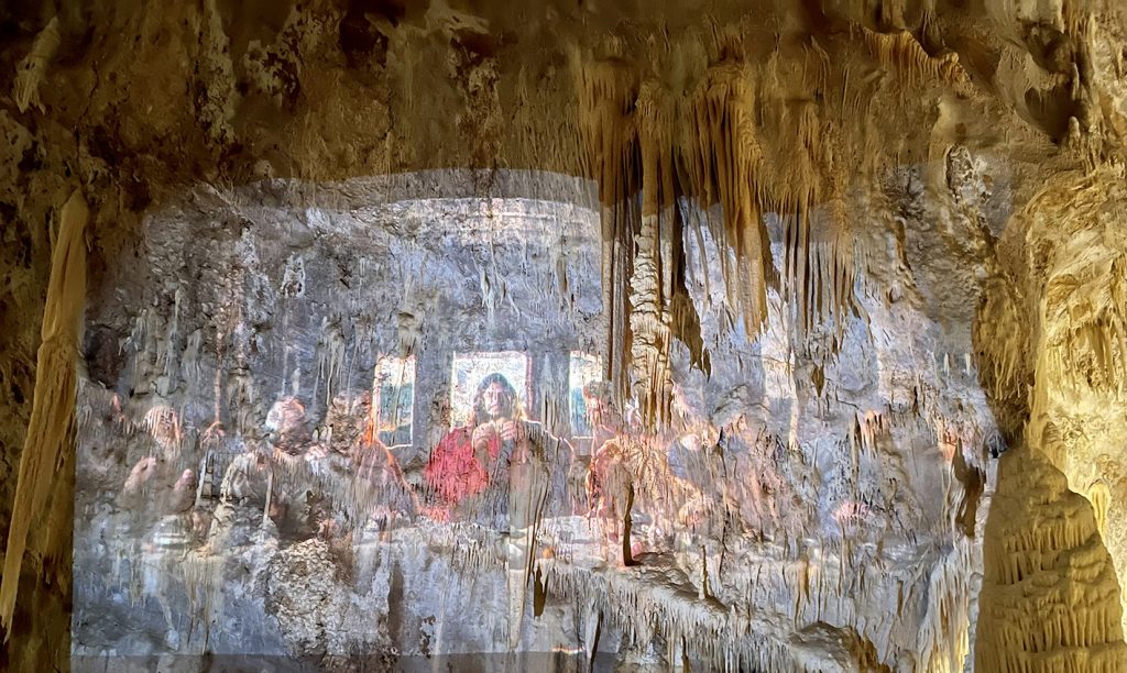 Presentato “The last supper. The living tableau”, fino al 18 aprile 2022 sarà visibile all’interno delle Grotte di Frasassi e al Tempio del Valadier