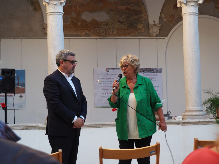 Inaugurata la mostra “Cinquant’anni di manifesti” al Museo di Storia della Mezzadria Sergio Anselmi di Senigallia