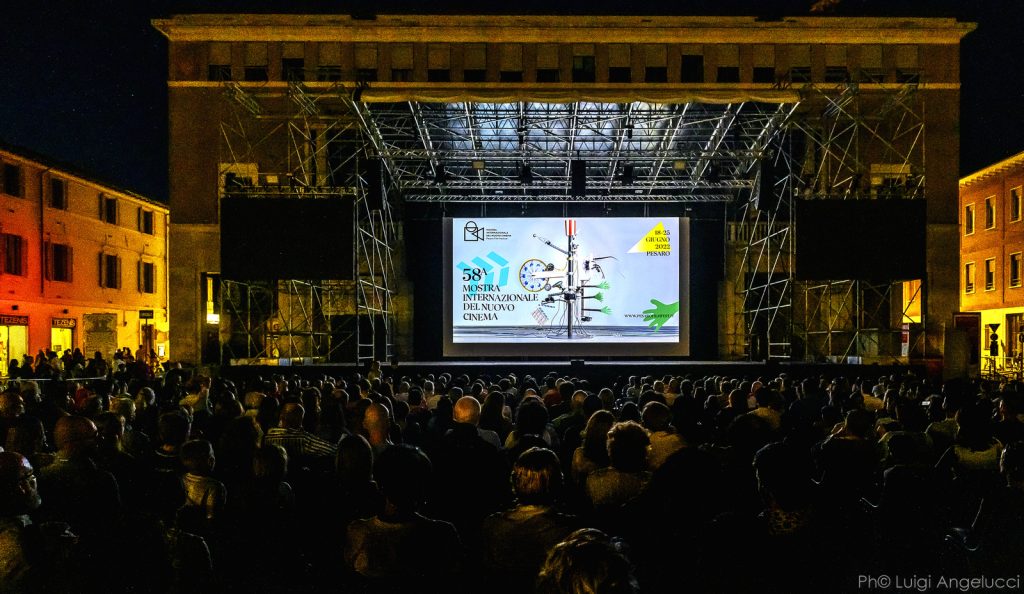 La visione di un film in piazza