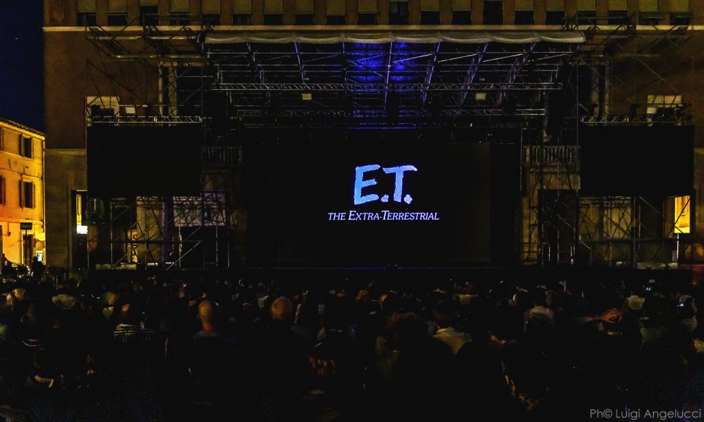La visione di ET in piazza