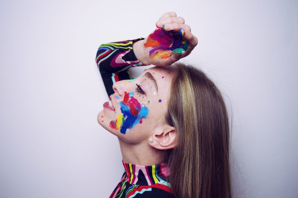 CATERINA: ESCE OGGI 22 LUGLIO "POVERA ME" IL NUOVO SINGOLO.