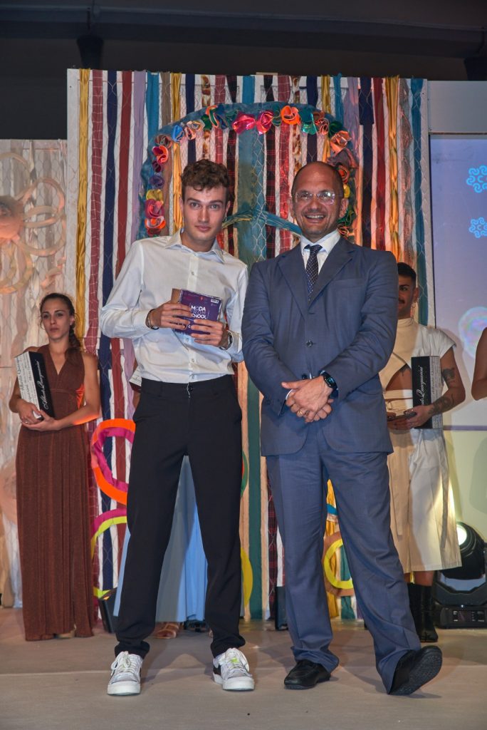 Michele Piatanesi, liceo artistico Cantalamessa di Macerata, premiato da Guido Castelli, assessore Regione Marche