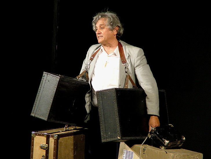 Teatro ragazzi a Jesi in Piazza delle Monachette lunedì 1 agosto "Circo in Valigia" e lunedì 8 agosto "Arrivi e partenze"