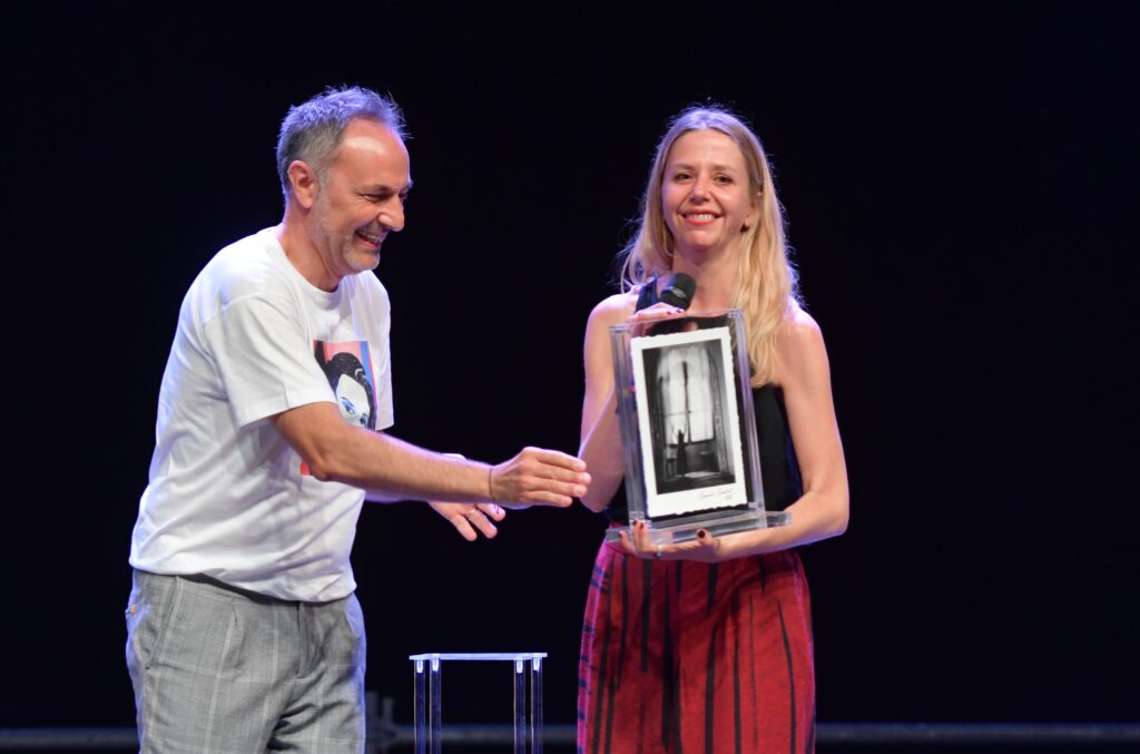 Francesca Garolla riceve Premio Futuro della scena 2022 da assessore Luca Brecciaroli