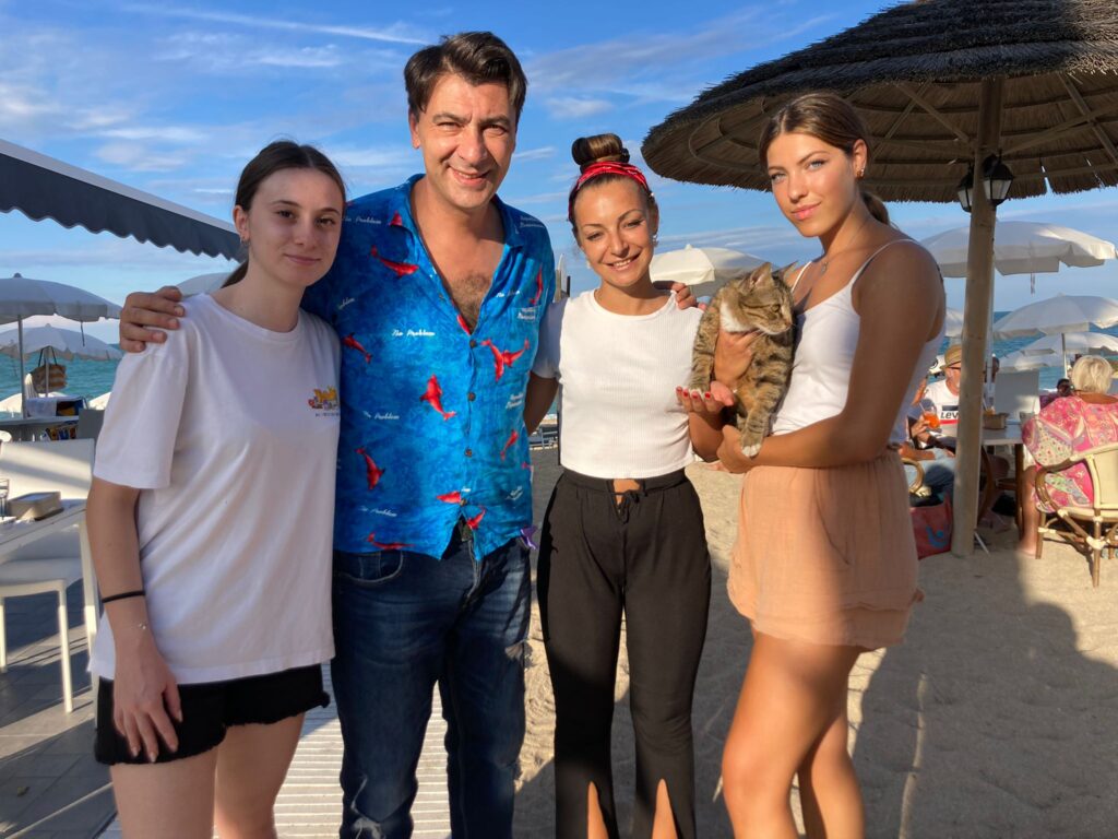 Piero Massimo Macchini tra uno show e l'altro una pausa da Acapulco Beach a Porto Recanati