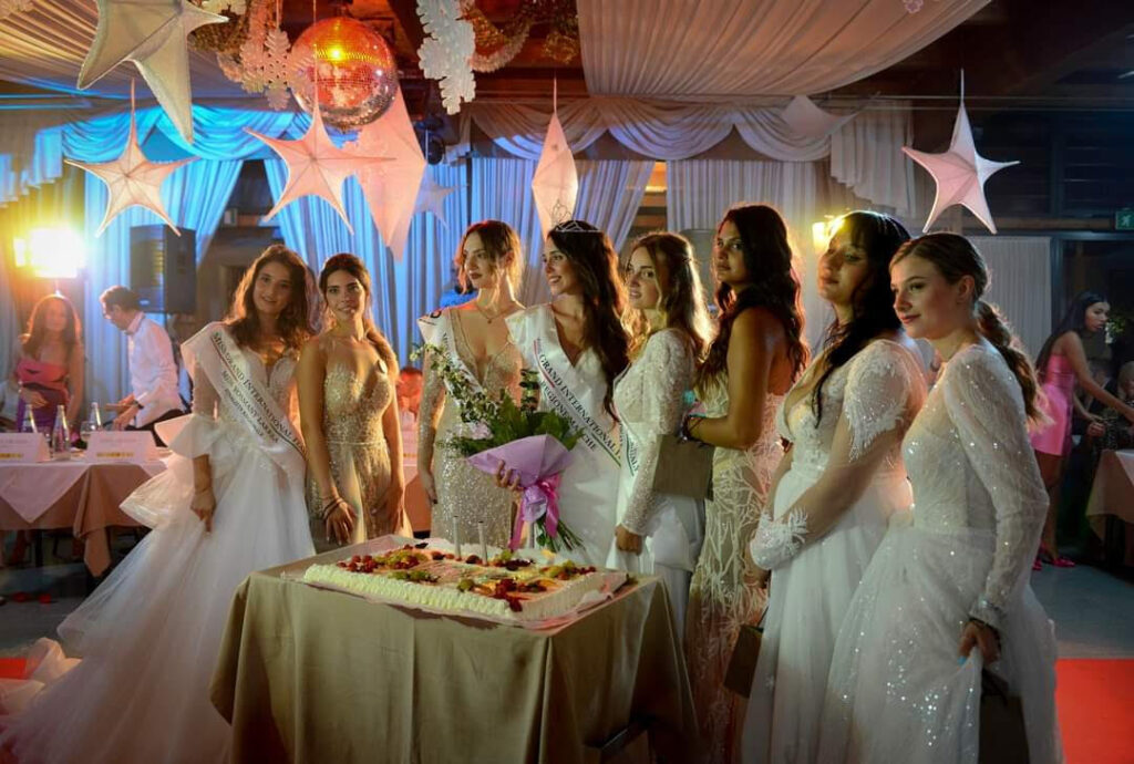 Tamara Mariana Etchevery, Giulia Damiani, Gioia Parente e Sara Canapini alla finale nazionale di Bellezza Miss Grand International a Maratea. Elette alla Giara di Pesaro