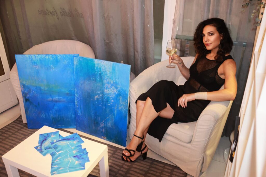 Giorgia Melagrana porta la sua bellezza e le sue opere all'Acapulco Beach di Porto Recanati