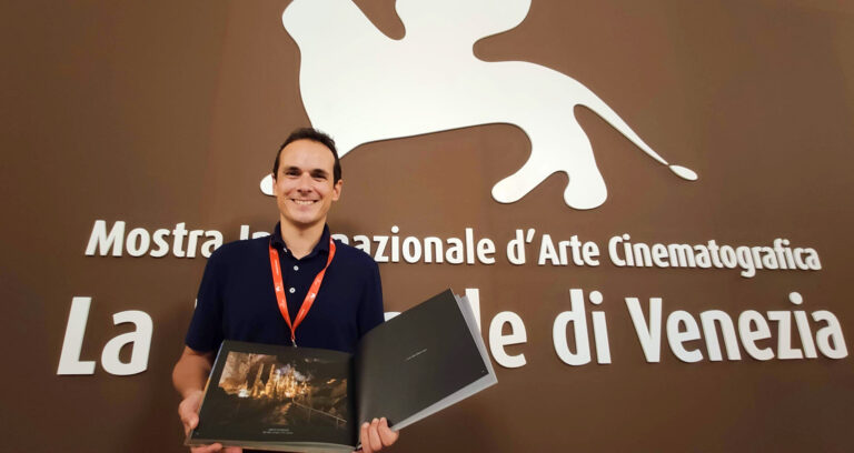 Stefano Antonelli con il libro di Nardi