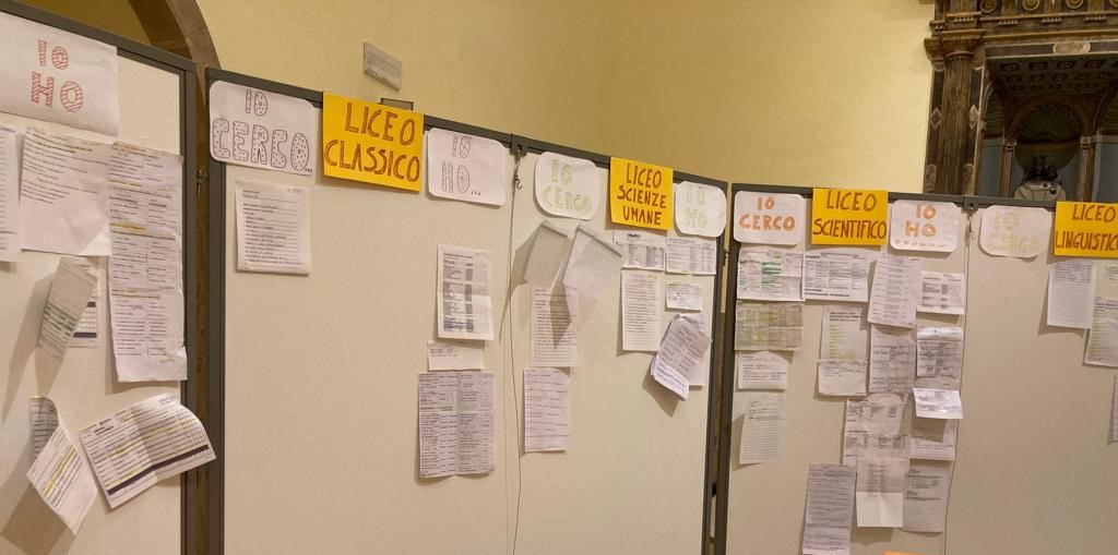Un successo per Libri Riù: lo scambio e baratto di testi scolastici usati per medie e superiori a Fermo e a Montegiorgio 