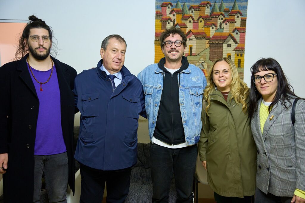 Willie Peyote con il sindaco e gli assessori Di Guglielmo, Sorana, Mennechella