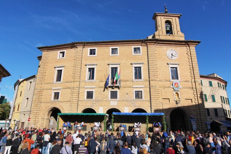 Cupramontana. Il palio della pigiatura vinto da Staffolo. Centro gremito per la Sagra dell’Uva con la musica di  Cecco e Cipo e Willie Peyote