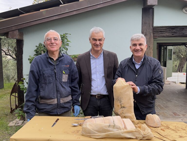 Francesco Baldarelli, Gianluigi Draghi e Paolo Cesaretti Azienda agricola Baldarelli. A Cartoceto per il rituale d’autunno della sfossatura tirati fuori 25 quintali di Formaggio di Fossa Dop