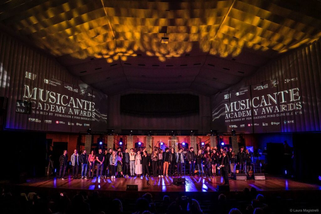 Al Premio nazionale delle arti 2022 dedicato a Pino Daniele sono stati assegnati i premi "Musicante Academy Award", ecco i vincitori