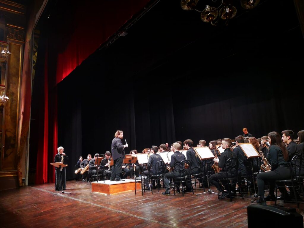  Naomi Sullivan e Sonora Junior Sax