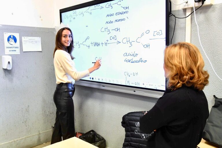 Durante le vacanze è diventata Miss Italia: Lavinia Abate torna a scuola con il titolo