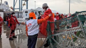 Lo sbarco dei migranti al porto di Ancona (foto da Redattore Sociale)