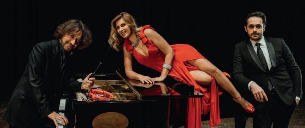 Il pianista Mario Mariani con gli OperaPop, il soprano Francesca Carli e il tenore Enrico Giovagnoli