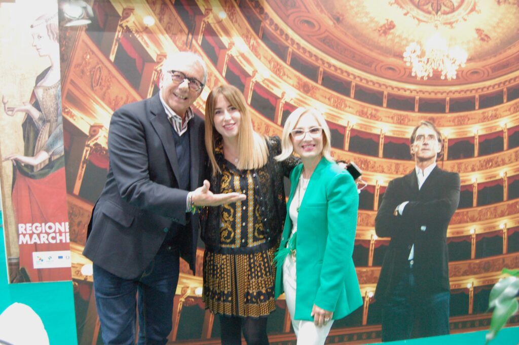 Salone del Libro di Torino 2023. Paolo Notari, Giorgia Latini e Chiara Biondi. Alle spalle il cartonato di Roberto Mancini testimonial delle Marche