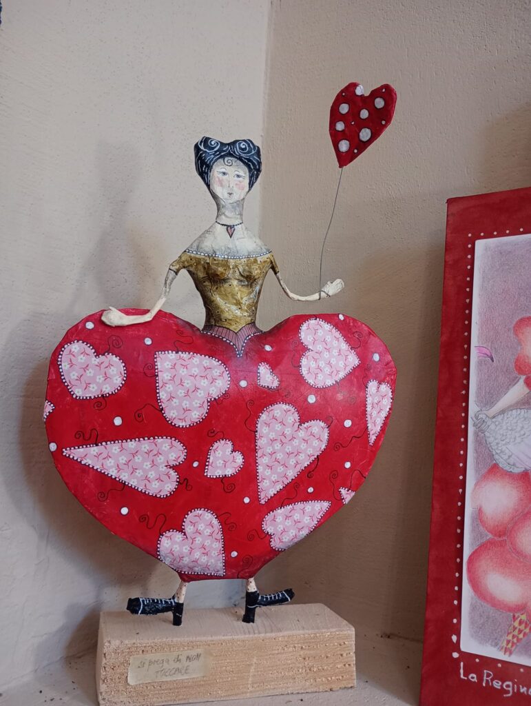 A Passaggi Libri e Caffè prorogata a fine luglio la mostra di Maria Speranza Spinaci “Parole Illustrate”.