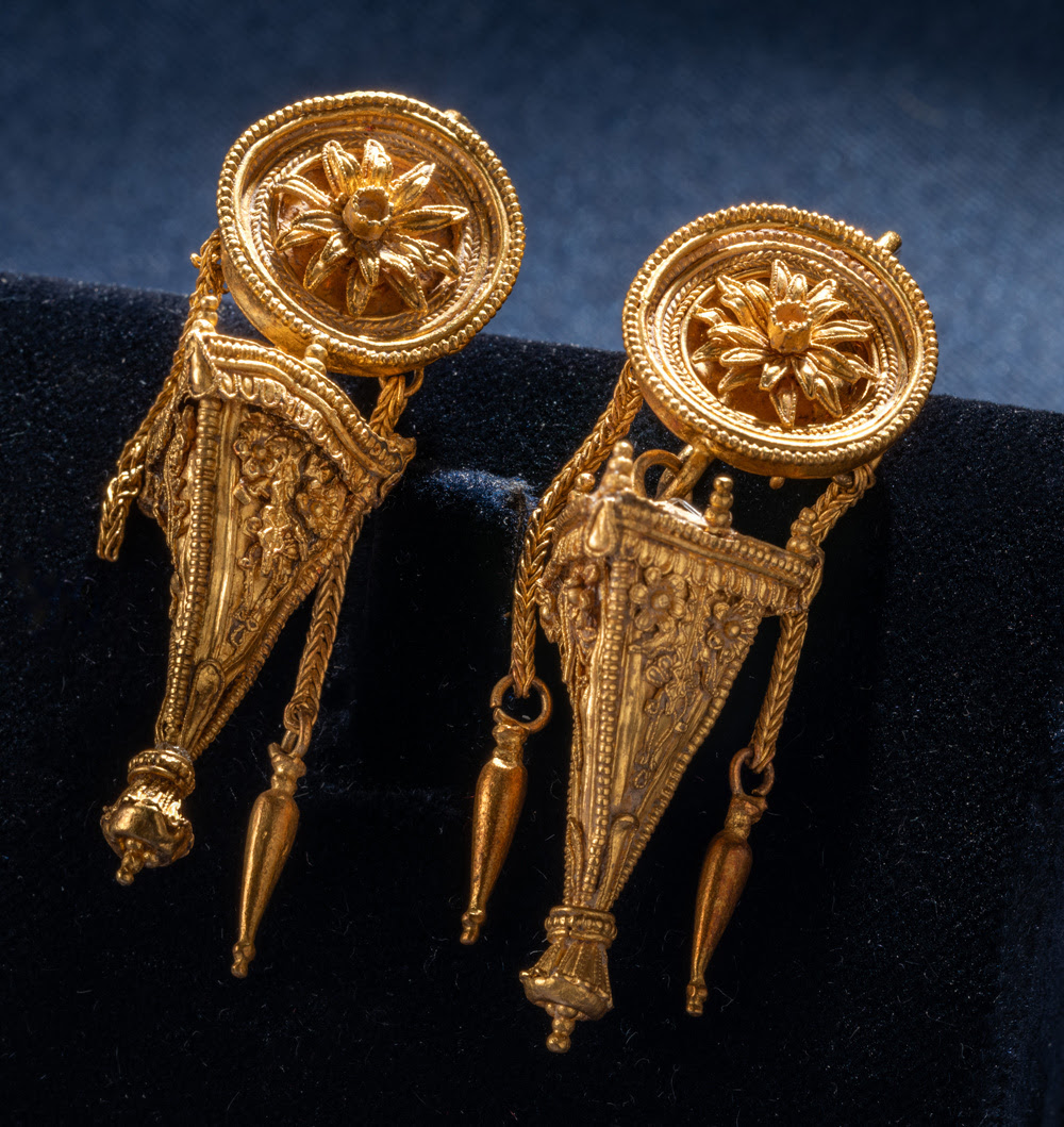 Prosegue fino all’8 dicembre 2025 alla Rocca Roveresca di Senigallia, la mostra La forma dell’oro. Storie di gioielli dall’Italia antica