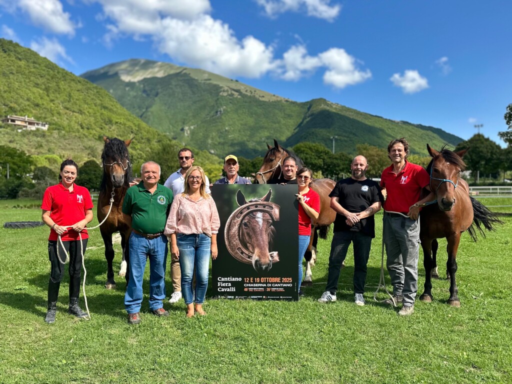 In allegato foto realizzata al Centro Ippico La Badia a Chiaserna di Cantiano_ Al centro la nuova immagine della Cantiano Fiera Cavalli, due esemplari di Cavallo del Catria e la vice sindaca di Cantiano Natalia Grilli, il presidente dell’associazione Allevatori Cavallo del Catria, Giuseppe Travagliati, i gestori del Centro Ippico La Badia, l’allevatore Giacomo Romitelli nonché vice presidente dell’associazione allevatori del Cavallo del Catria e gli altri attori della Cantiano Fiera Cavalli tra cui Sebastiano Galeotti dell’Università delle 12 famiglie originarie di Chiaserna.